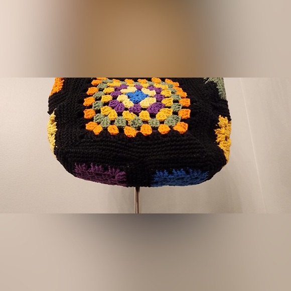 Small Multi-color crochet handbag with magnetic button clasp - Picture 4 of 4